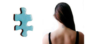 Ein Puzzlestück und ein Tattoo im Nacken