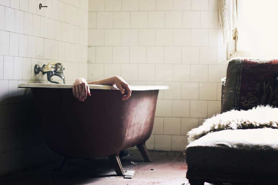 Ein Mensch liegt in einer Badewanne