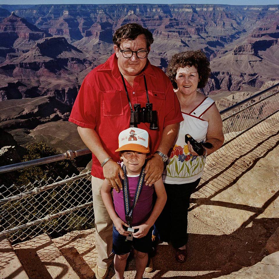 Mann mit rotem T-Shirt und Familie am Grand Canyon Nationalpark.