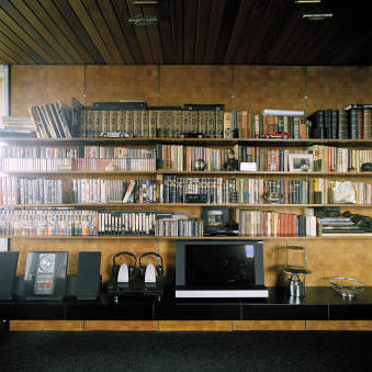 Ein Medien- und Bücherregal in einem Wohnzimmer