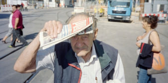 Ein älterer Herr hält sich eine Bild-Zeitung vor die Augen.