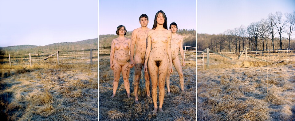 Vier nackte Menschen stehen auf einer Wiese.