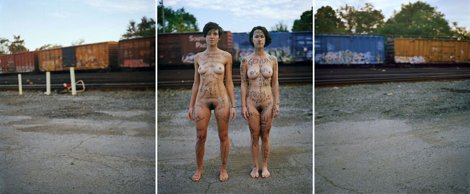 Zwei nackte und beschriftete Frauen.