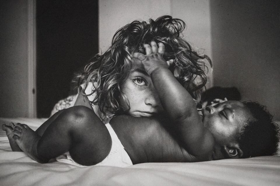Ein Baby wuschelt durch die Haare einer Frau.