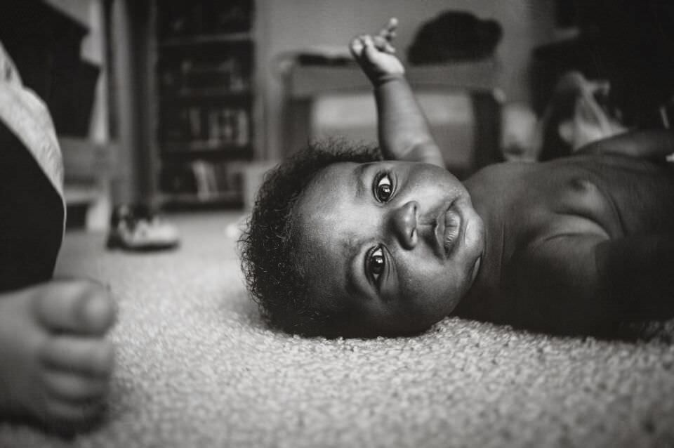 Eine Schwarzweißaufnahme eines Babys.