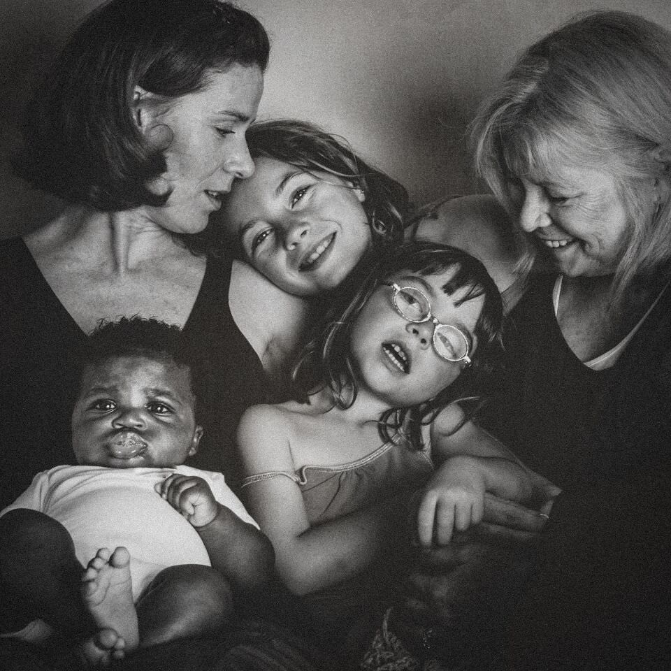 Eine schwarzweißes Familienfoto.