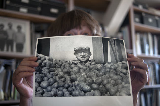 Gesicht eines Bauern über seiner Kartoffelernte in einer LPG.