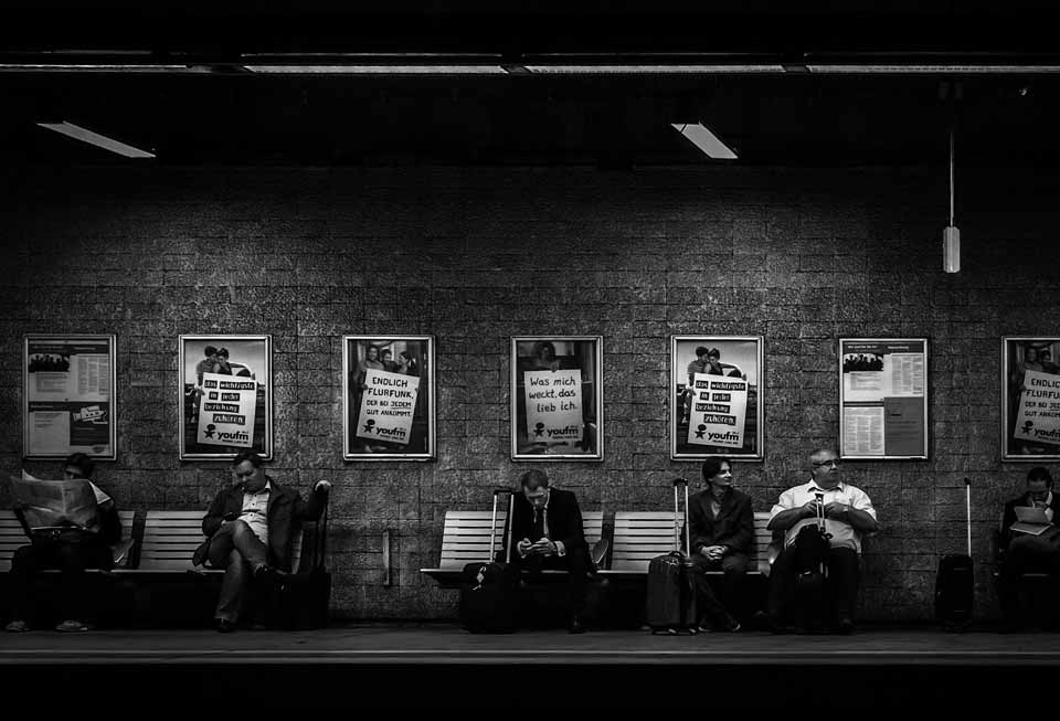 Männer im Anzug an der U-Bahnstation