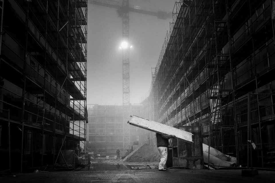 Arbeiter auf einer Baustelle im Nebel