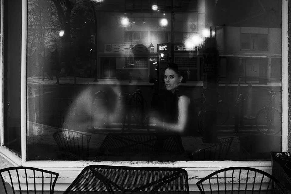 Blick durch eine Scheibe auf ein Paar an einem Tisch im Cafe