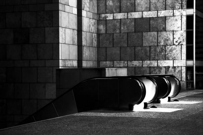 Eine Rolltreppe in schwarzweiß.