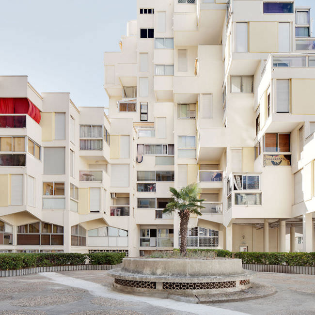 Ein moderner Wohnblock in Südfrankreich.
