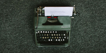 Grüne kaputte Schreibmaschine