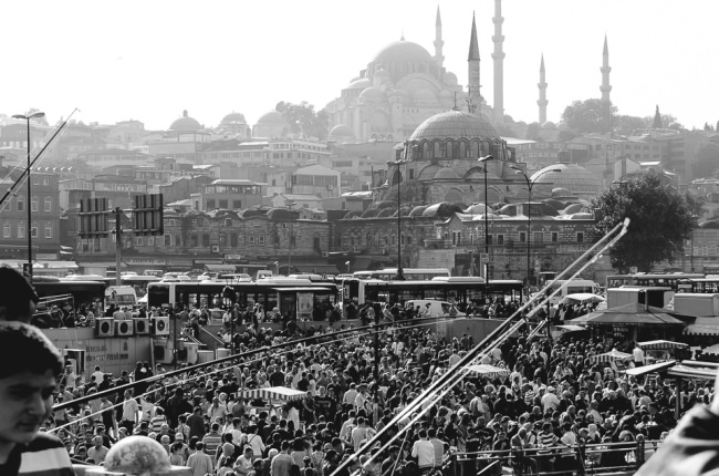 Eine Menschenmenge vor Moscheen
