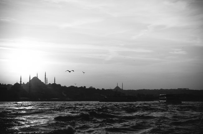 Blick über den Bosporus auf  die Silhouetten der Moscheen Istanbuls