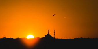 Sonnenuntergang vor Moscheesilhouette