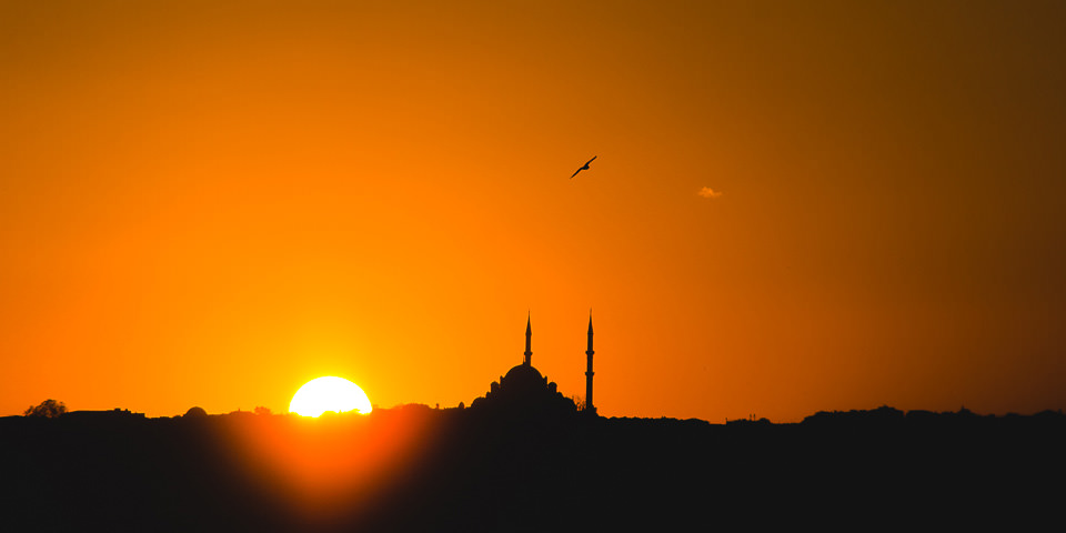 Sonnenuntergang vor Moscheesilhouette