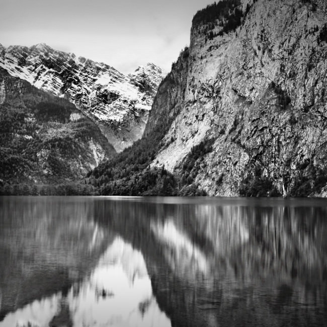 Ein Gebirge spiegelt sich in einem See.