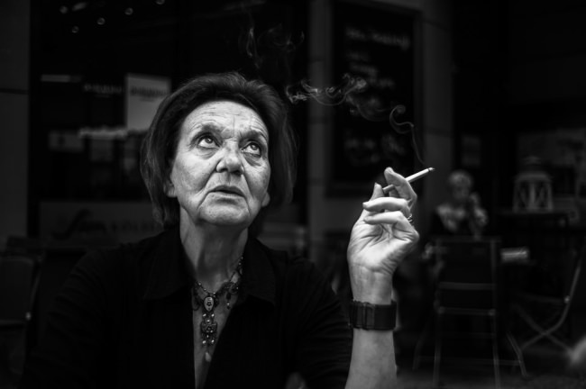 Eine Frau raucht
