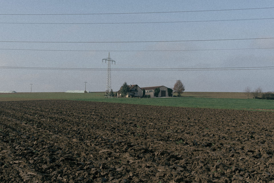 Ein Bauernhof und Felder