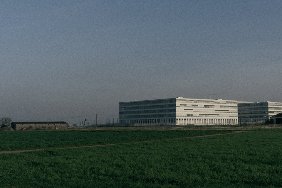 Ein Industriegebäude auf einem Feld