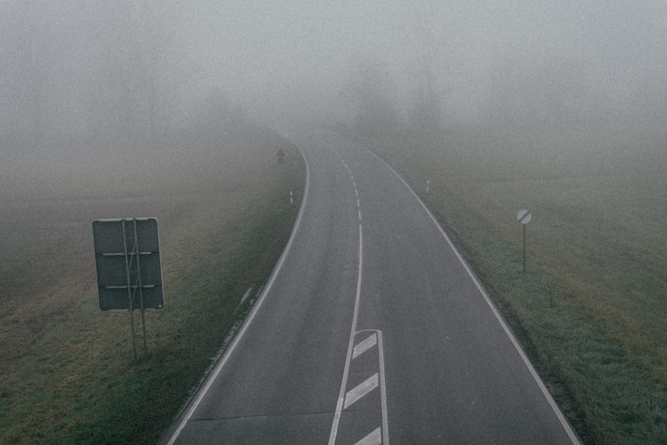 Eine Straße im Nebel