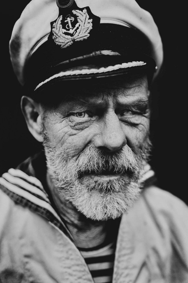 Portrait eines alten Mannes in Seemannskleidung.