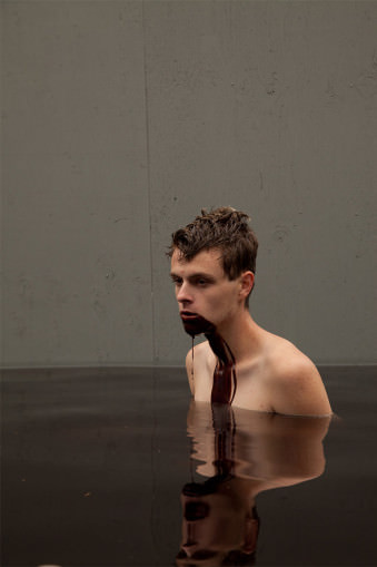 Unbearbeitetes Foto von Mann im schwarzen Wasser.