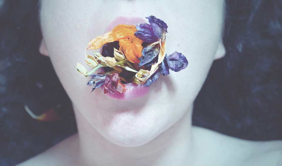 Blumen im Mund eines Models