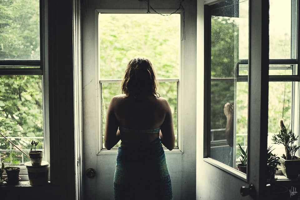 Eine Frau am Fenster.