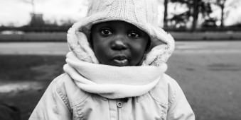Ein Flüchtlingskind schaut in die Kamera