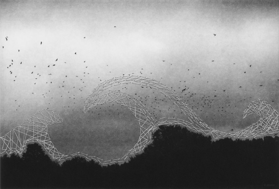 Vogelschwarm vor dunklem Himmel über einem Wald, darauf mit Faden hohe Wellen gestrickt.