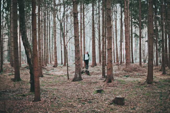 Eine Frau steht im Wald