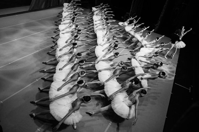 Ballettshow von oben auf die Bhne fotografiert.