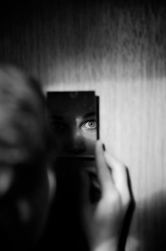 Ein Auge im Spiegel