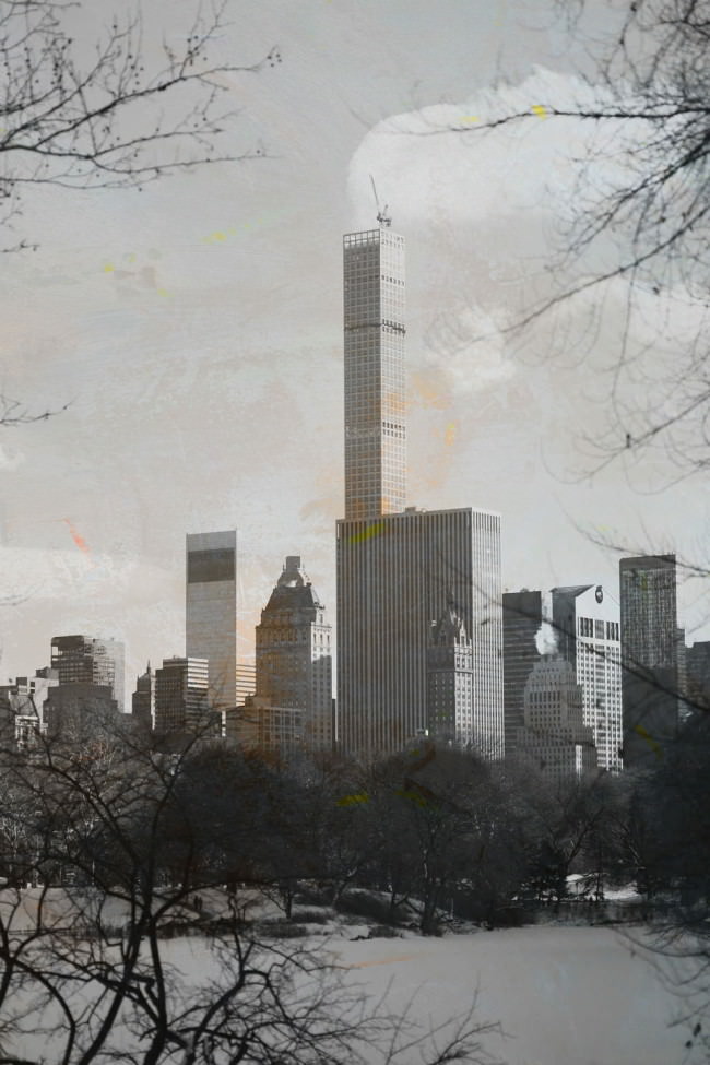 Hochhäuser am Rande des verchneiten Central Parks in New York.