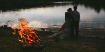 Brennende Schuhe mit Pärchen am See