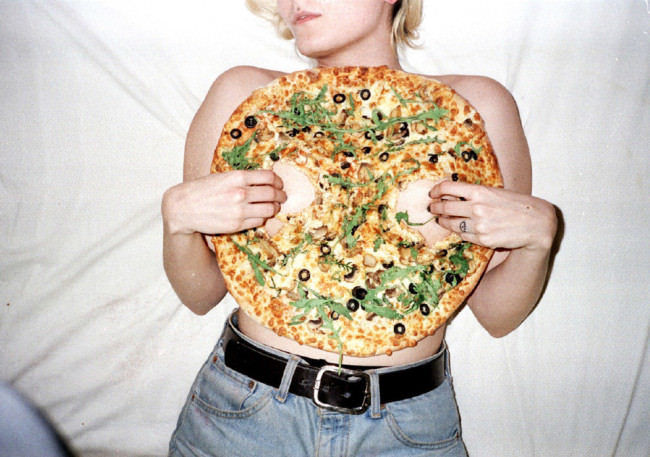 Eine junge Frau mit Pizza