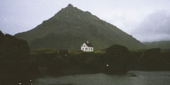 Ein Haus an der Küste Islands