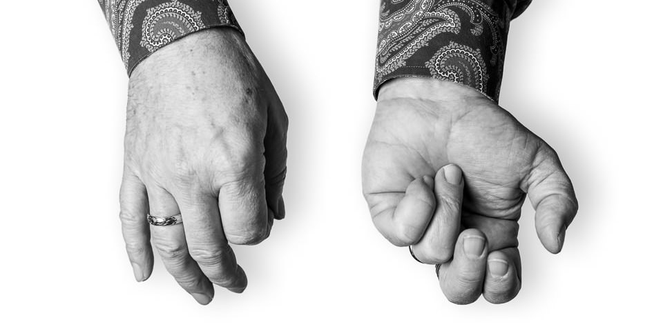 Zwei Hände eines Musikers.