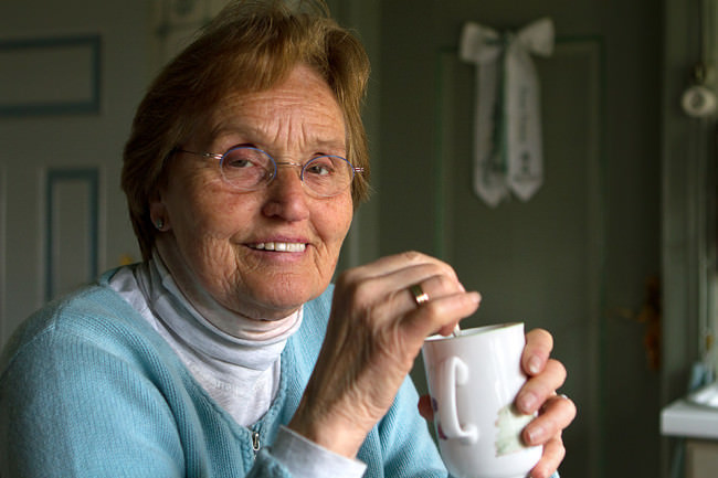 Portrait einer älteren Frau mit einer Tasse in der Hand