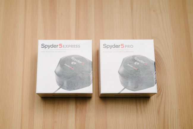 Spyder 5 Express und Pro Verpackung auf Holztisch