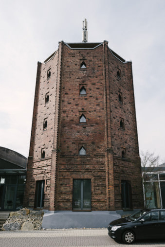 Alter Wasserturm aus Backsteinen