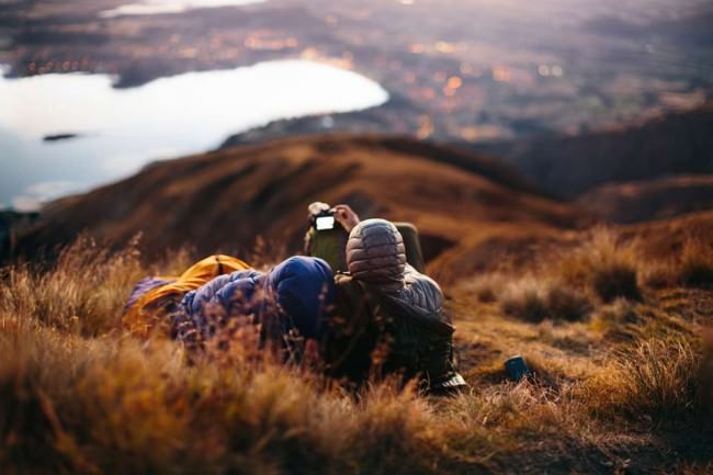 Zwei Wanderer sitzen auf einem Hügel