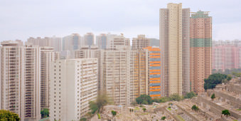 Blick auf eine Hochhaussiedlung in Hongkong.