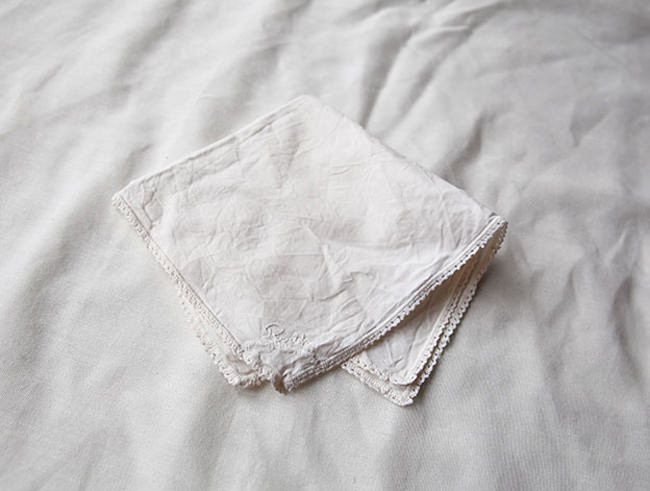 Ein Tuch liegt auf einer weißen Decke.