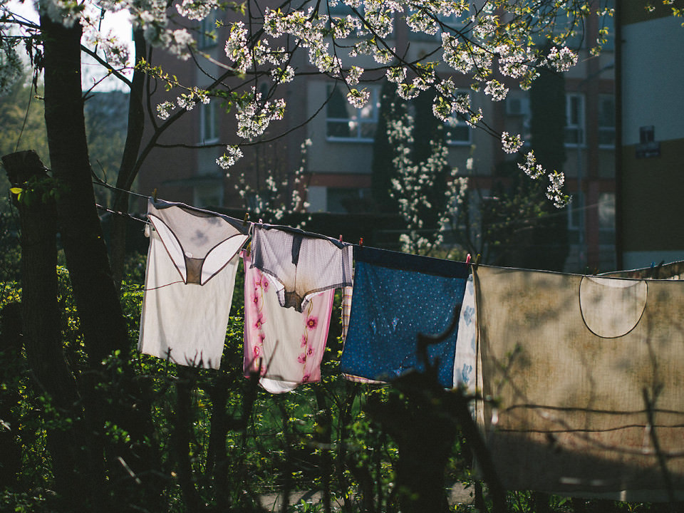Wäsche hängt in der Sonne