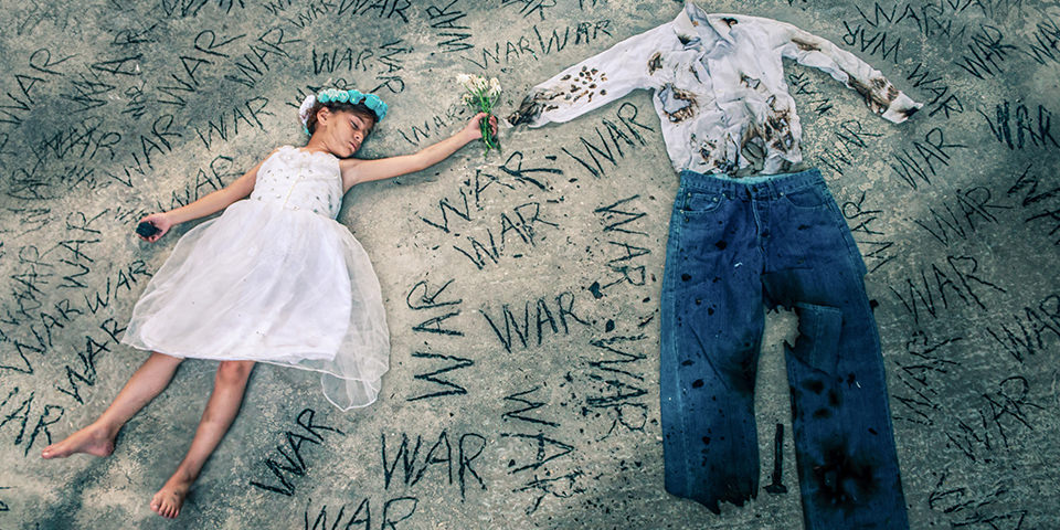 Kind neben zerfetzter Kleidung, auf dem Boden steht "War"