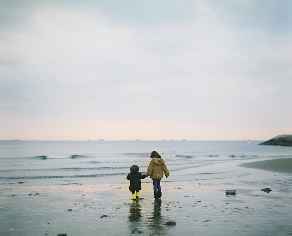 Zwei Kinder am Strand