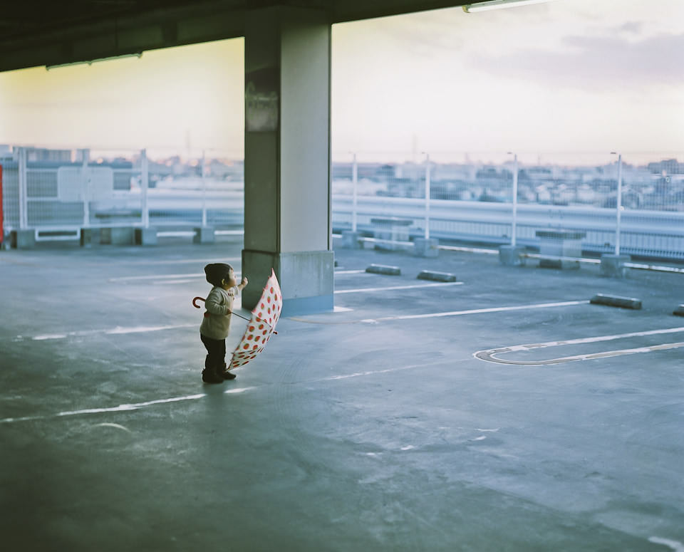 Ein Kind auf einem Parkplatz